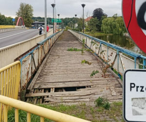 Niszczejąca kładka pomiędzy Dużym i Małym Jeziorakiem w Iławie