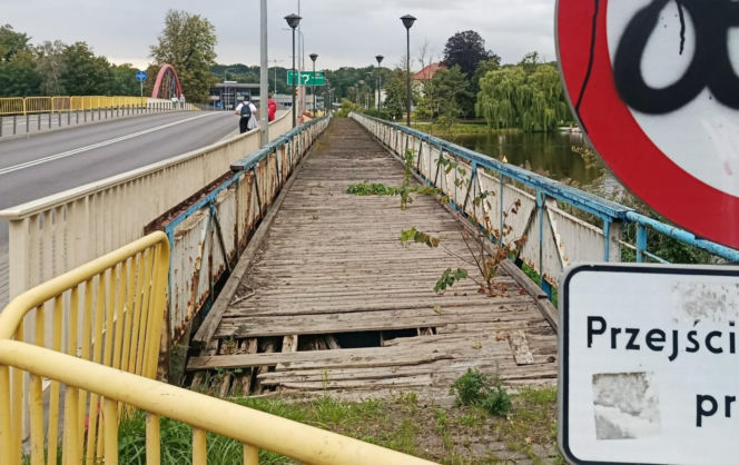 Niszczejąca kładka pomiędzy Dużym i Małym Jeziorakiem w Iławie