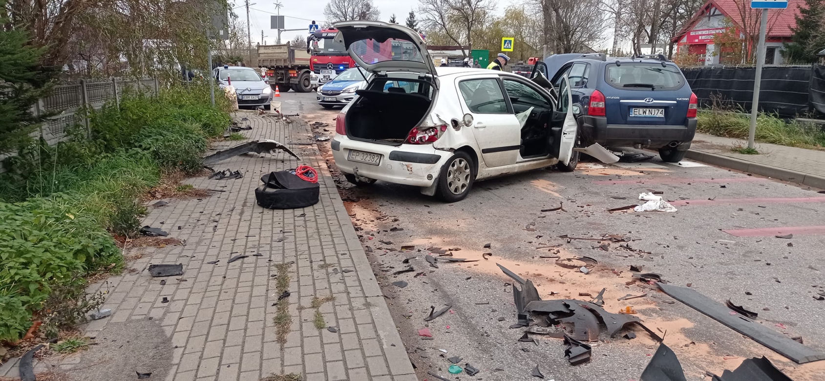 Wypadek koło Brzezin. Zderzenie trzech aut. Volkswagen przebił betonowy płot