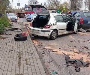Wypadek koło Brzezin. Zderzenie trzech aut. Volkswagen przebił betonowy płot