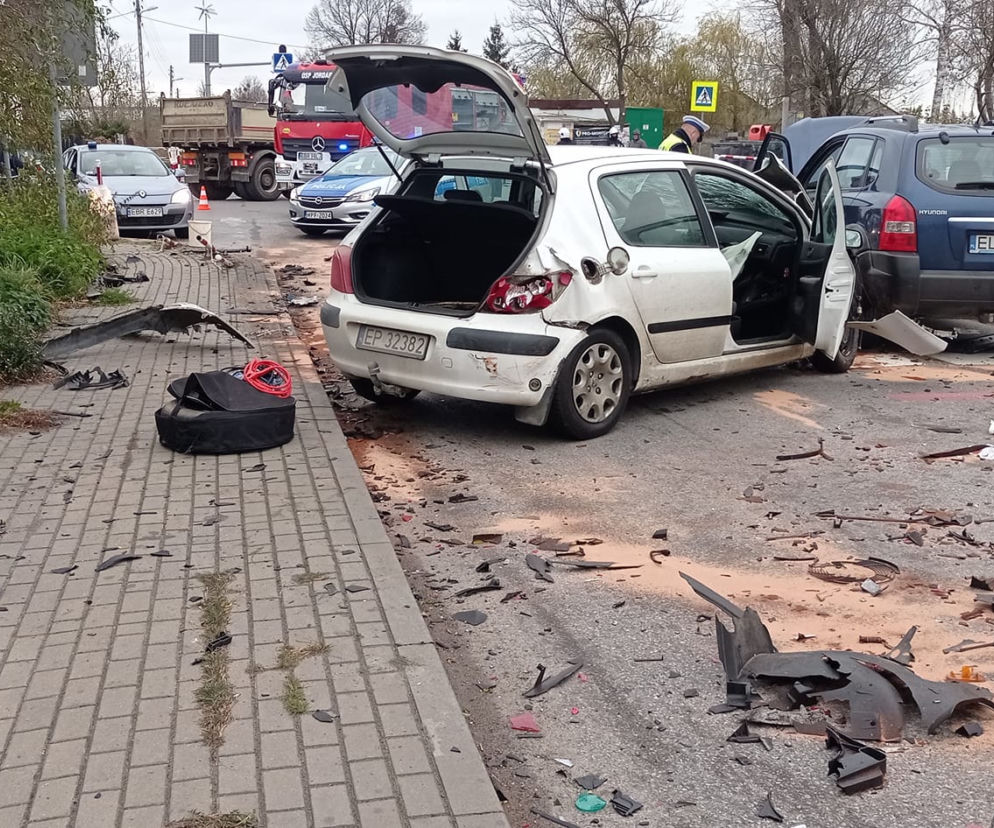 Wypadek koło Brzezin. Zderzenie trzech aut. Volkswagen przebił betonowy płot