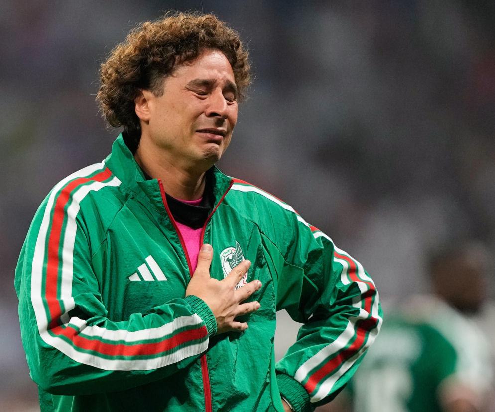 Płaczący Guillermo Ochoa trzyma rękę na sercu. O zakończeniu kariery legendy przeczytasz na SE Supersport.