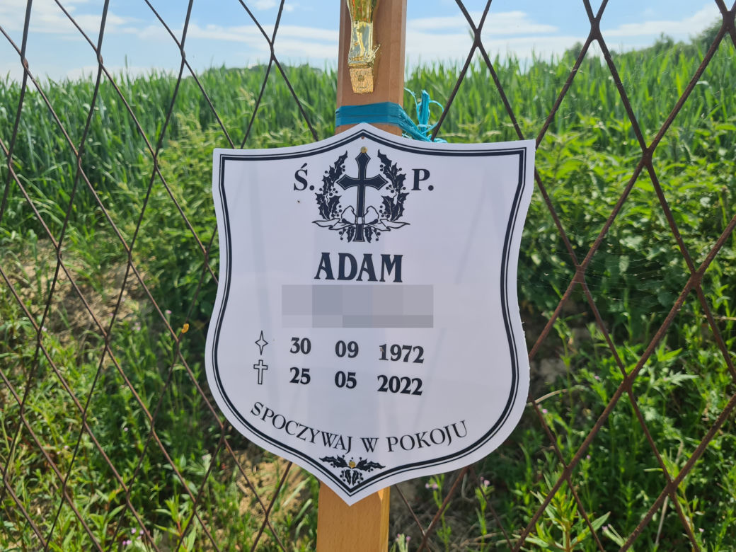 Zawadka. Smutny grób Adama T. Zabił go własny syn [GALERIA]