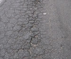 Drogowcy zabierają się za zdewastowaną ulicę
