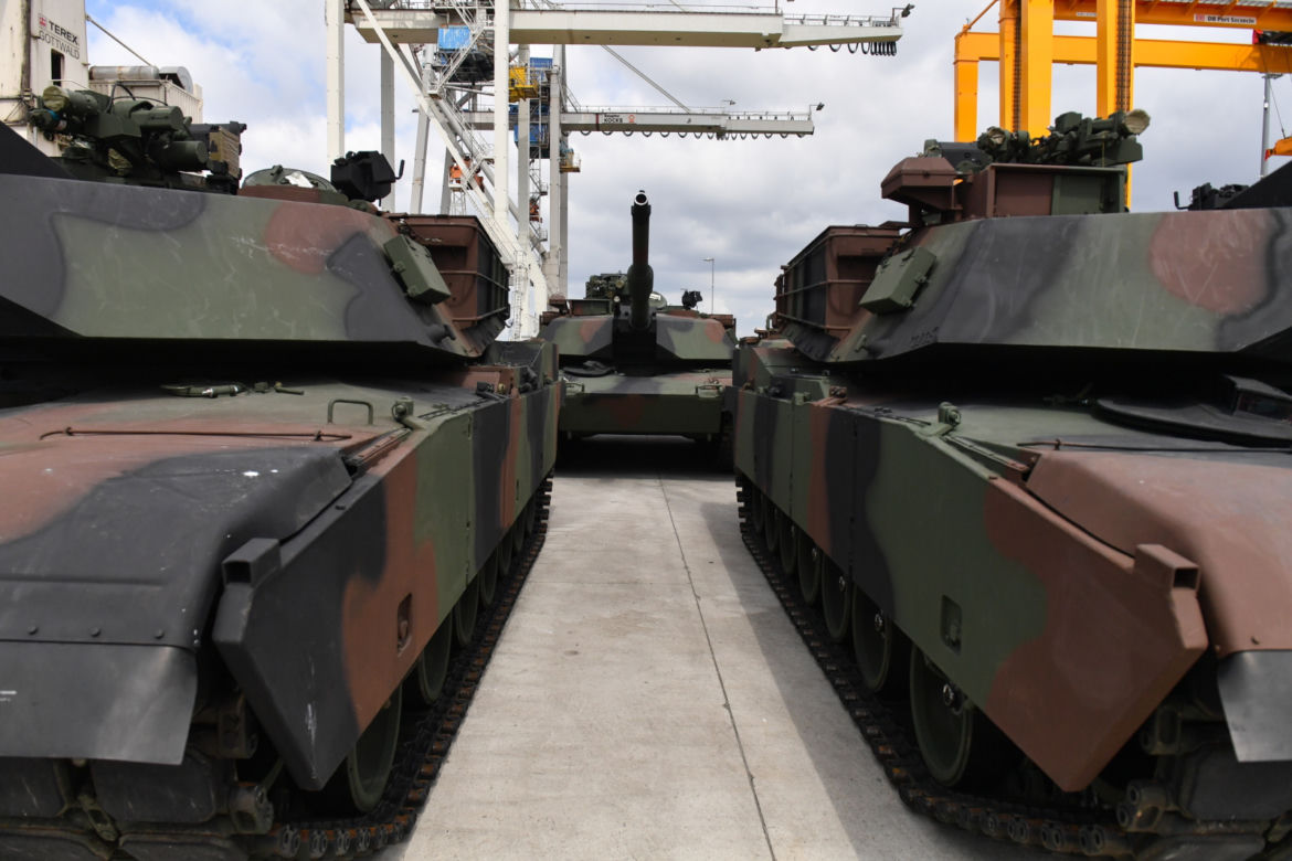 Pierwsze 14 czołgów Abrams jest rozładowywanych w porcie w Szczecinie