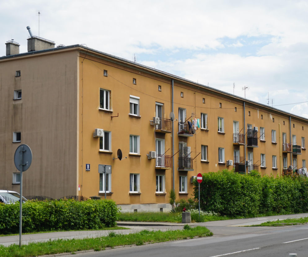 Długi, żółty blok mieszkalny w tarnowskich Mościcach. O historii tej dzielnicy-ogrodu przeczytasz w serwisie Architektura.