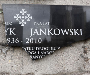 Zniszczyli tablicę Jankowskiego