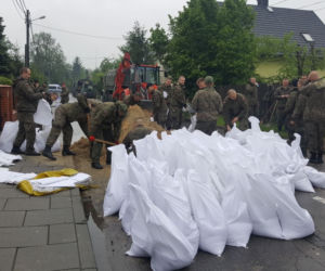 Powódź w Krakowie 24.05.2019: Wojsko pomaga powodzianom w Bieżanowie