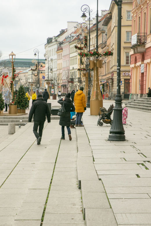 Krakowskie Przedmieście się rozjeżdża! Dziury w chodniku coraz większe