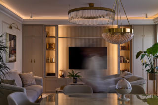 Za lustrem ukryli całe pomieszczenie. Zobacz eleganckie 88 m² pod Gdynią