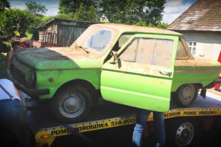Z mazurskiej stodoły wyciągnęli auto z 1976 roku i teraz dają mu drugie życie - WIDEO
