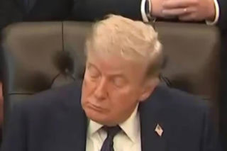 Trump to schorowany dziadek? Znów zasnął na spotkaniu! Opadły mu usta