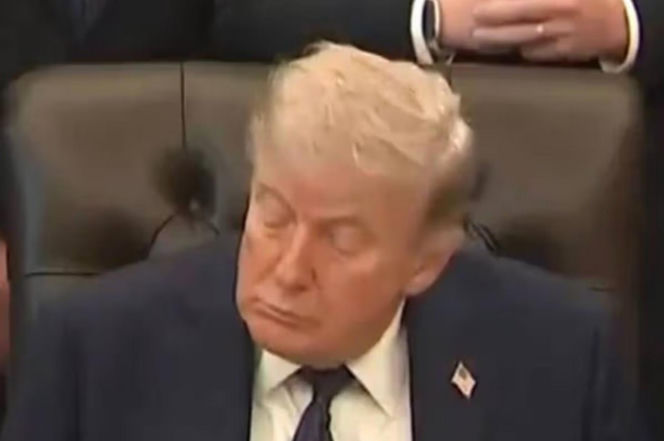 Trump to schorowany dziadek? Znów zasnął na spotkaniu! Opadły mu usta