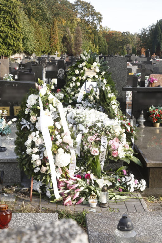 Morze kwiatów na grobie 34-letniej aktorki "Barw szczęścia"
