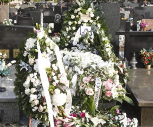 Morze kwiatów na grobie 34-letniej aktorki Barw szczęścia