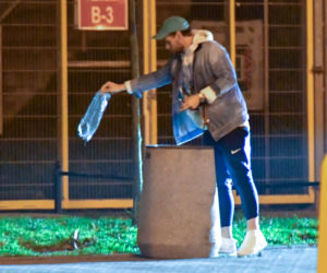 Sebastian Fabijański zarobił fortunę, a grzebie w koszu