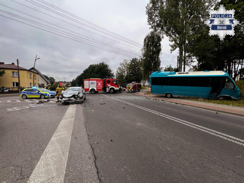 Zderzenie osobówki z autobusem w Lędzinach
