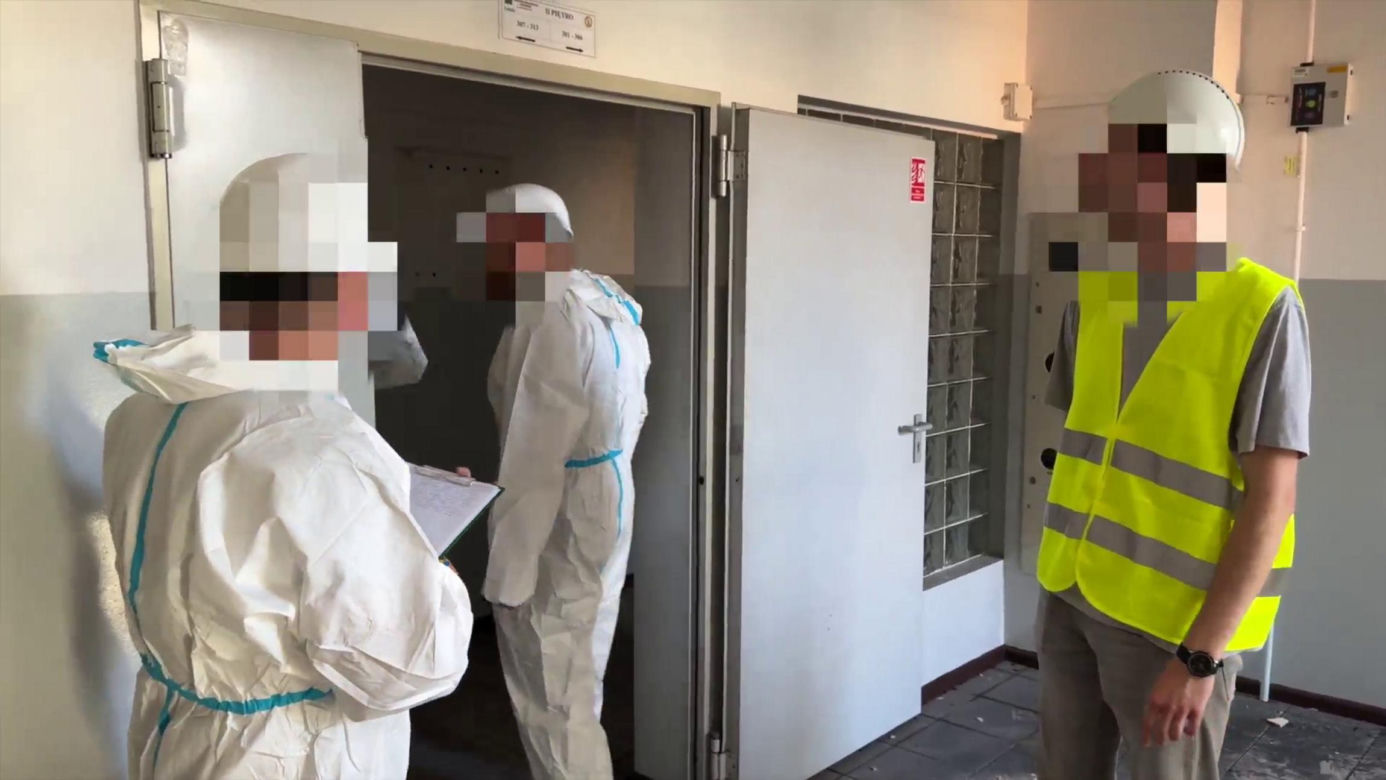 Policjanci pokazali jak wygląda wnętrze spalonego budynku w Ząbkach. Wstrząsające obrazki
