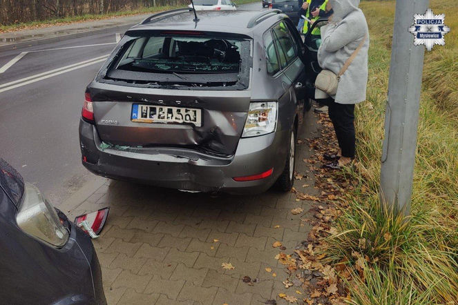 Jeep wjechał w skodę przed pasami, dziecko ucierpiało