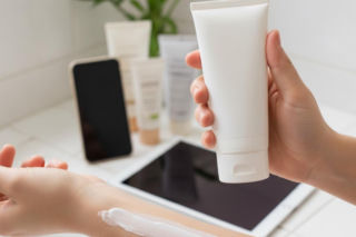 Toksyczne, rakotwórcze, nieskuteczne? Popularne mity o filtrach UV osłabiają ochronę przed nowotworami skóry