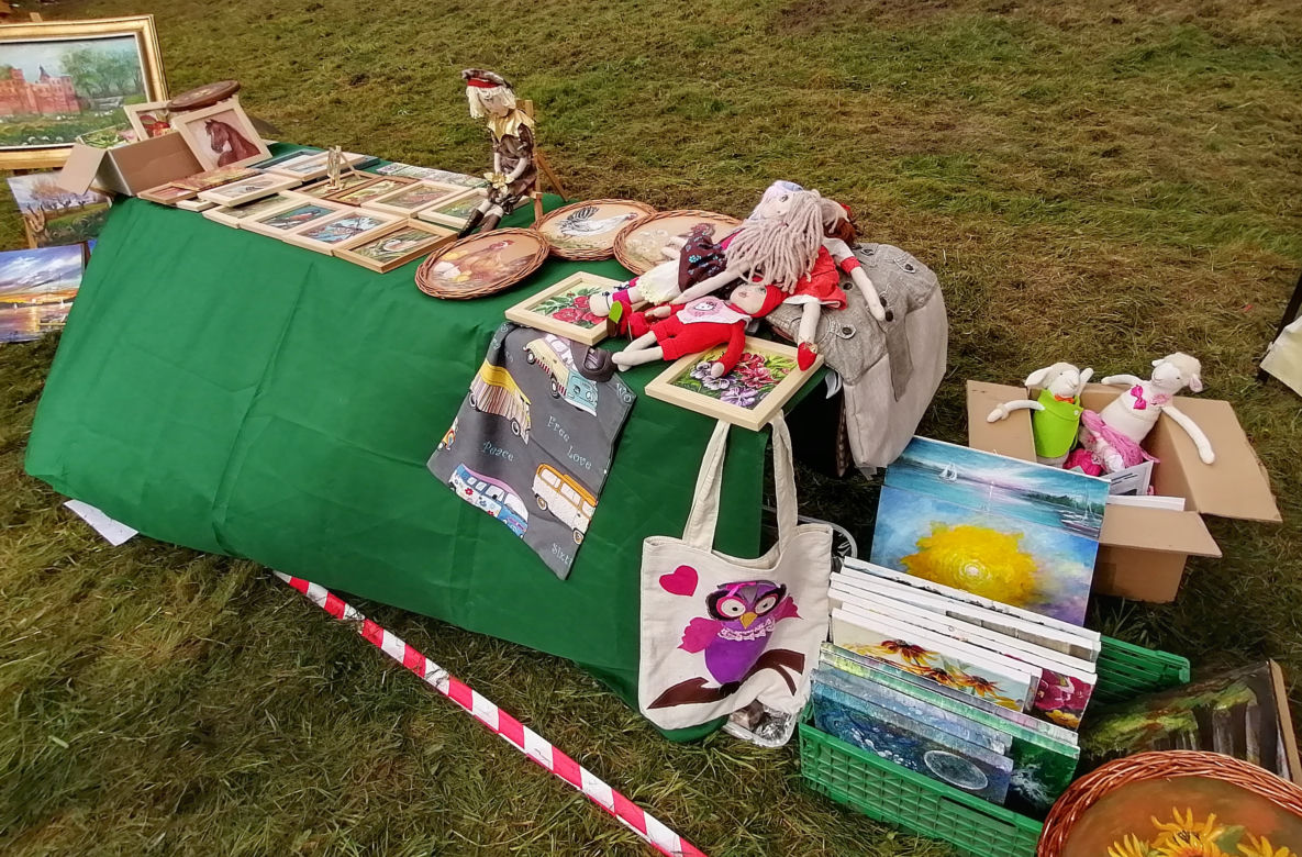 Pomarańczowi rowerzyści najechali zamek w Szymbarku