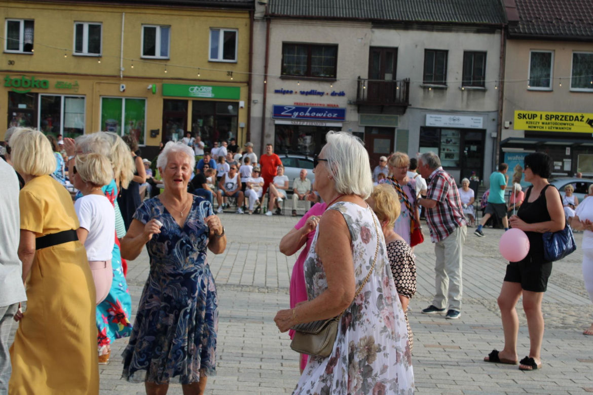 POTAŃCÓWKA NA RYNKU. Tak bawią się mieszkańcy Starachowic 06.2024