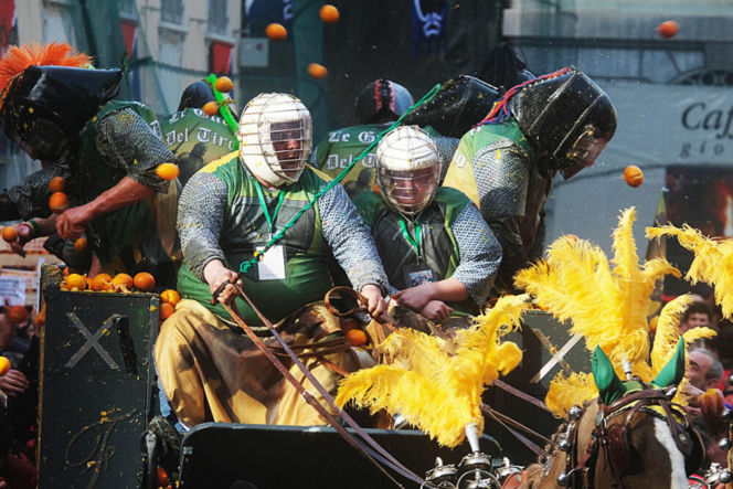 Włochy/ Ponad 140 osób odniosło obrażenia podczas kolejnej bitwy na pomarańcze w Ivrei