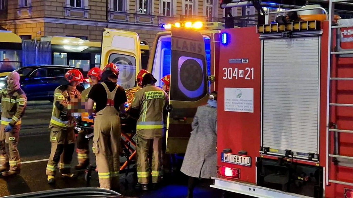  Dramat w centrum. Pieszy wpadł pod rozpędzony pociąg. W stanie krytycznym trafił do szpitala