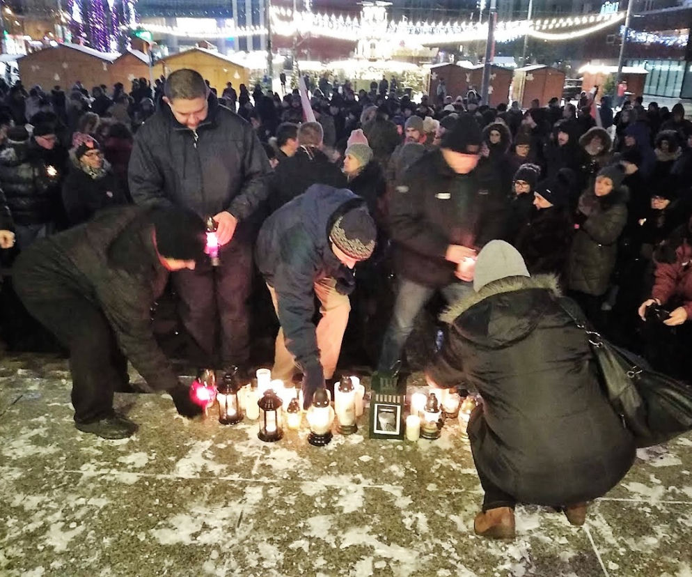 Katowiczanie solidarni z Gdańskiem. Milczący protest przeciwko przemocy przed Teatrem Śląskim [ZDJĘCIA, AUDIO]