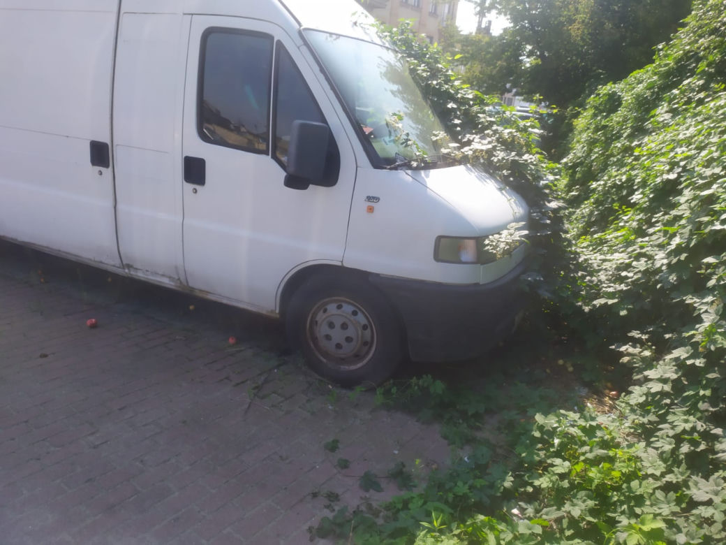 Szpecą i zajmują miejsca parkingowe. Wraki na ulicach Starachowic