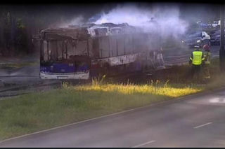 Autobus nagle stanął w ogniu! Pasażerka i kierowca uciekli w ostatniej chwili