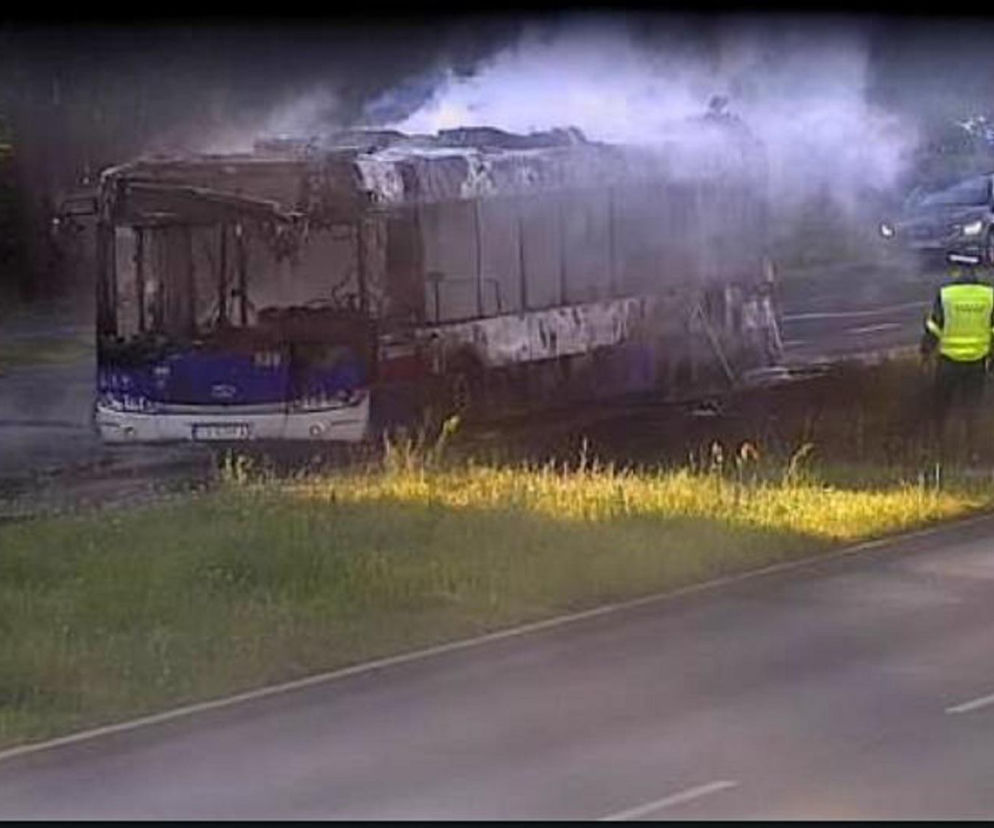 Autobus doszczętnie spłonął na skrzyżowaniu. Pasażerka i kierowca uciekli przed ogniem