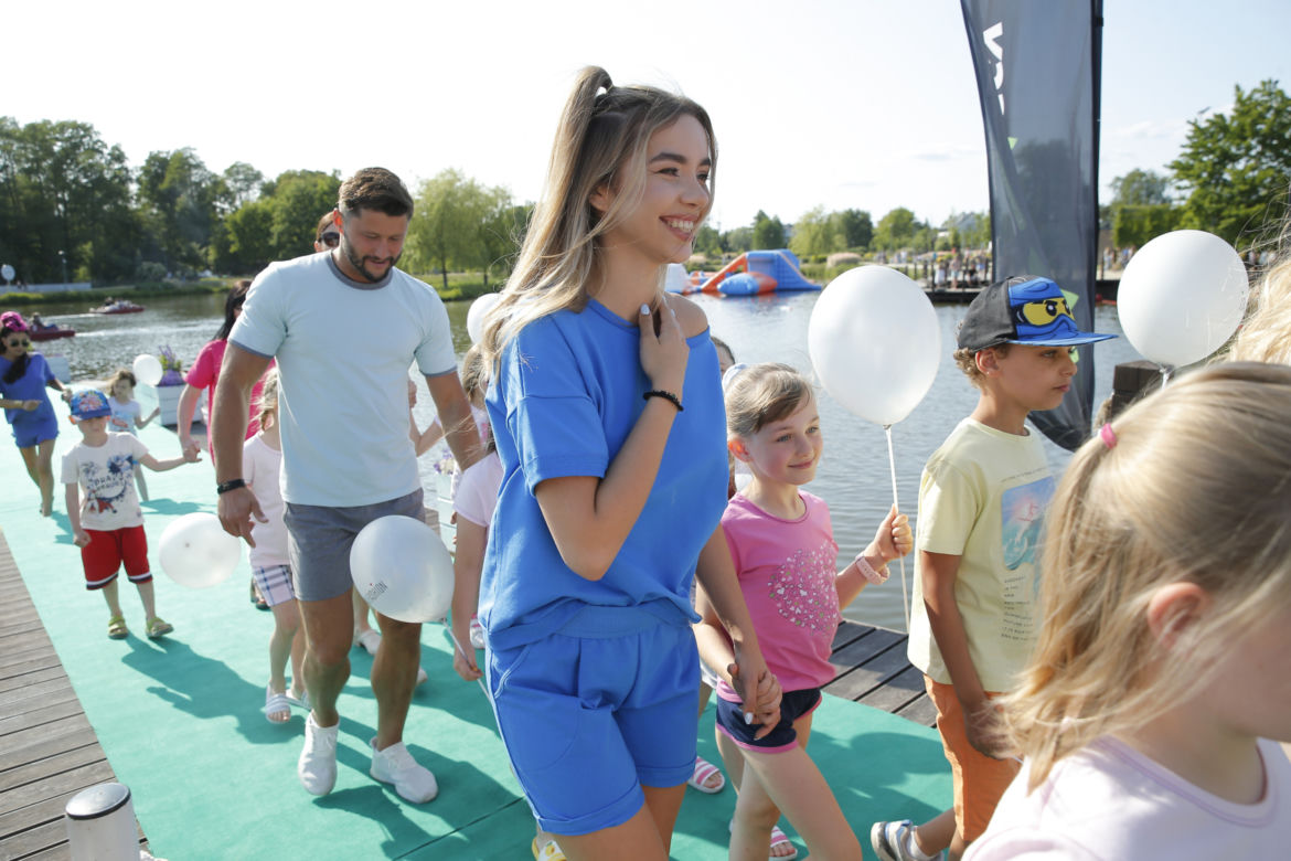 Aktorki, wokalistki i dziennikarki jak zawodowe modelki na evencie "Gwiazdy Dzieciom"