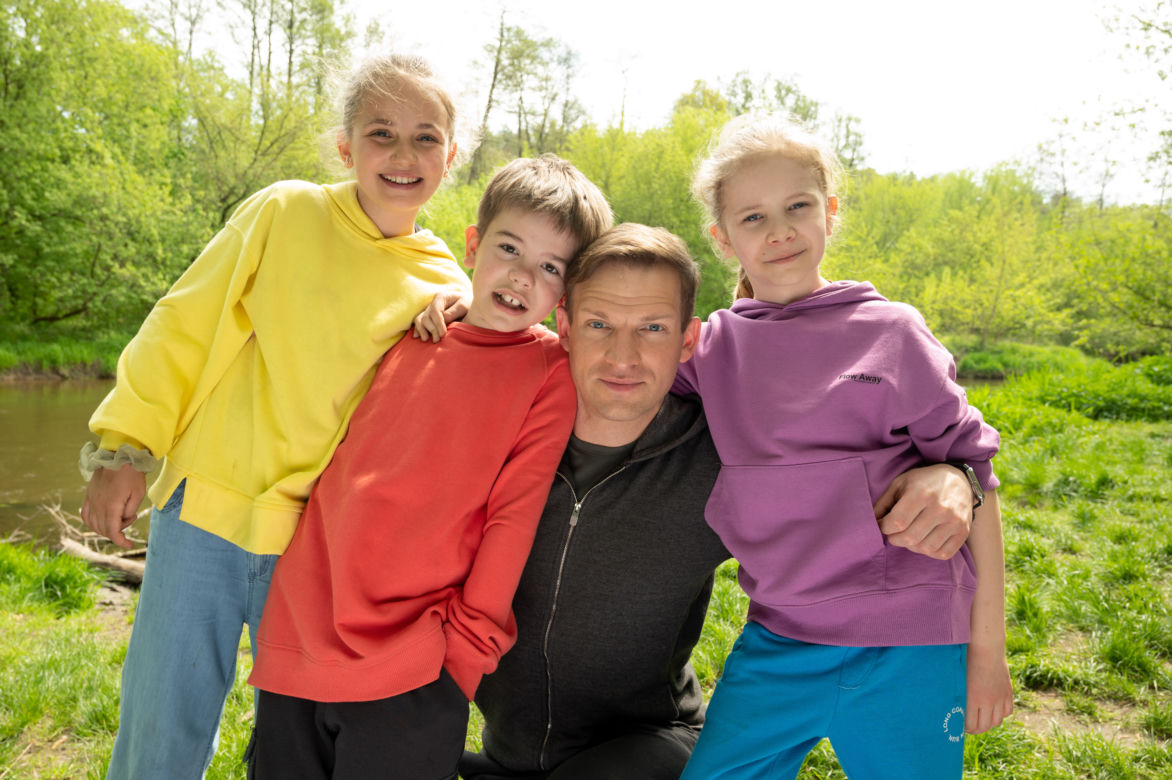 Barwy szczęścia, odc. 2696: Łukasz (Michał Rolnicki), Paulinka (Lena Jastrzębska), Ksawcio (Bartosz Gruchot)