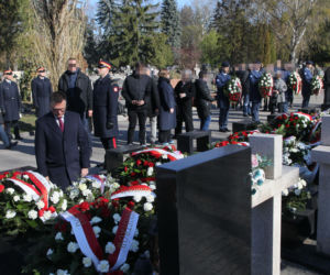 Hołowania klęknął przed grobem ofiary katastrofy smoleńskiej