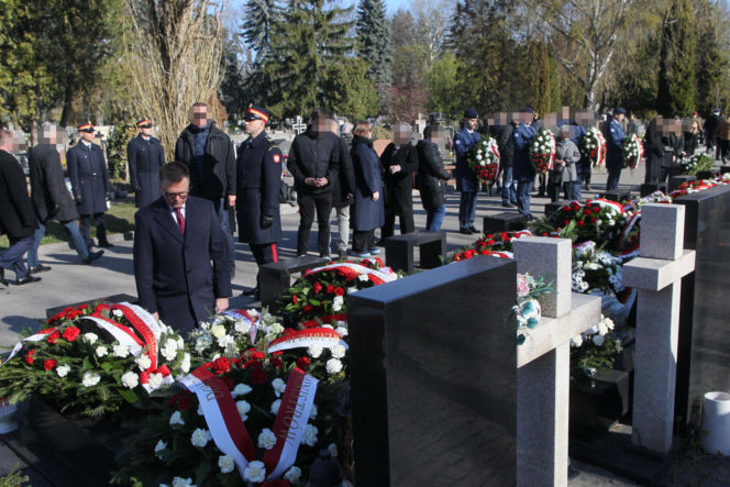 Hołowania klęknął przed grobem ofiary katastrofy smoleńskiej