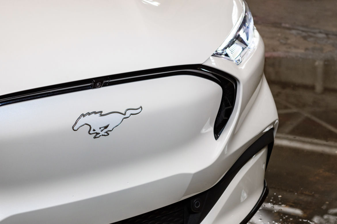 Ford Mustang Mach-E z pakietem Frost White