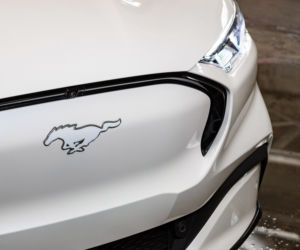 Ford Mustang Mach-E z pakietem Frost White
