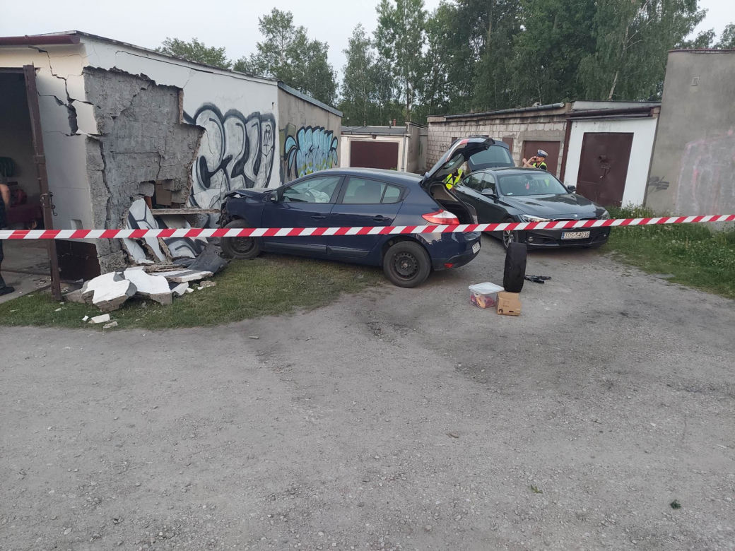 Pijany wjechał w garaż