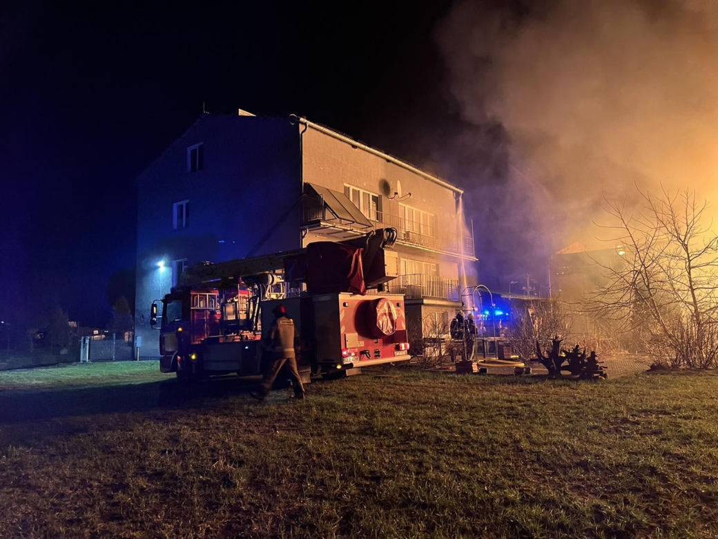 Ogromny pożar w Kaninie. Płonie zakład meblarski, na miejscu pracuje 100 strażaków