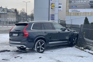 Warszawa. Pościg ulicami miasta. Uciekał przed policją i zdemolował salon Volvo [GALERIA]