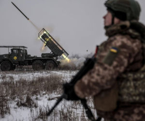 Cztery lata pełnoskalowej wojny na Ukrainie. Dr Kozubel: „Bolesny kompromis będzie końcem kariery politycznej Zełenskiego”