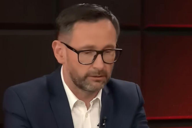 Daniel Obajtek w okularach i ciemnej marynarce podczas rozmowy. O jego udziale w podcaście przeczytasz na Mediateka.