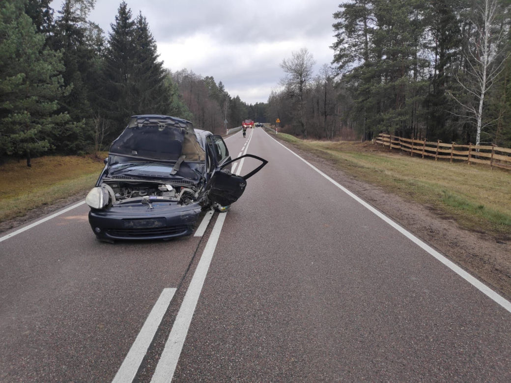 Zalesie. Zderzenie BMW z citroenem. Śmigłowiec zabrał kobietę do szpitala