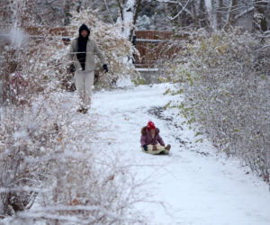Maciej Pela zabrał córeczki na sanki