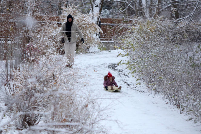Maciej Pela zabrał córeczki na sanki