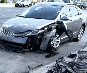 Urwane koła, zgniecione barierki i rozbity luksusowy lincoln. Totalna demolka na Targówku