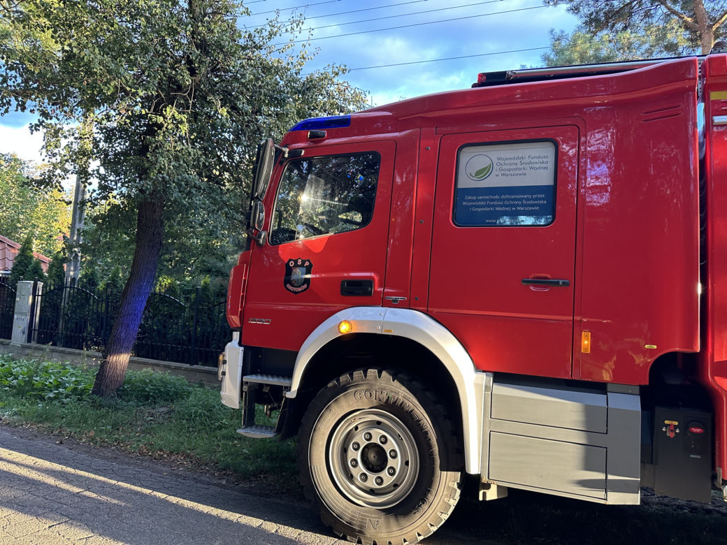 Potężny pożar w Trzcianach pod Legionowem. Całe poddasze w ogniu. Na miejsce przyjechało 9 zastępów straży pożarnej