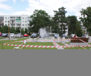 2-latka weszła na rozgrzany właz i poparzyła swoje stopki