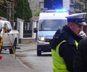 Wypadek w Rembertowie, auta roztrzaskały się czołowo. Ratownicy reanimowali kierowcę